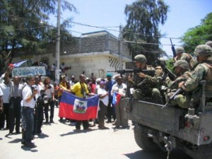 VS-mariniers bedreigen demonstranten uit de armste wijken (2004)
