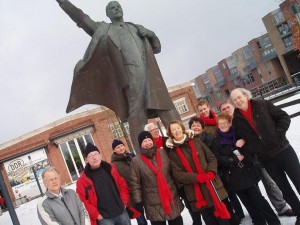 NCPN-kandidaten bij het Leninbeeld van Twentse Welle in Enschede. Foto: NCPN Twente