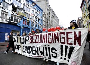 Vrijdag 10 december demonstreerden enkele duizenden studenten in Amsterdam tegen de bezuinigingen op het hoger onderwijs van de regering Rutte (Foto: Newsphoto!/Flickr/cc/by-nc-nd). 