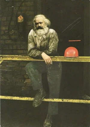 Het enige antwoord op de hebzucht, de uitbuiting, onderdrukking en winsthonger is Karl Marx. Hij staat weer klaar om mee aan de bak te gaan. Oppoetsen van kapitalisme is geen antwoord: weg ermee! Weg met instituten als EuropeBussiness en de politieke lakeien.
