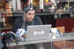 De zzp'er heeft zijn 'bureau' bij Starbucks. Meer dan een computer, een camera en een telefoon is niet nodig om aan het werk te zijn in de hippe creatieve industrie (Foto: Steve Rhodes/Flickr/cc/by-nc-nd).
