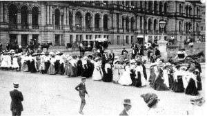 De vrouwendag viert dit jaar haar honderdste verjaardag. Hier de vrouwenbetoging van 1912 in Brisbane, Australië. (Foto University of Queensland)