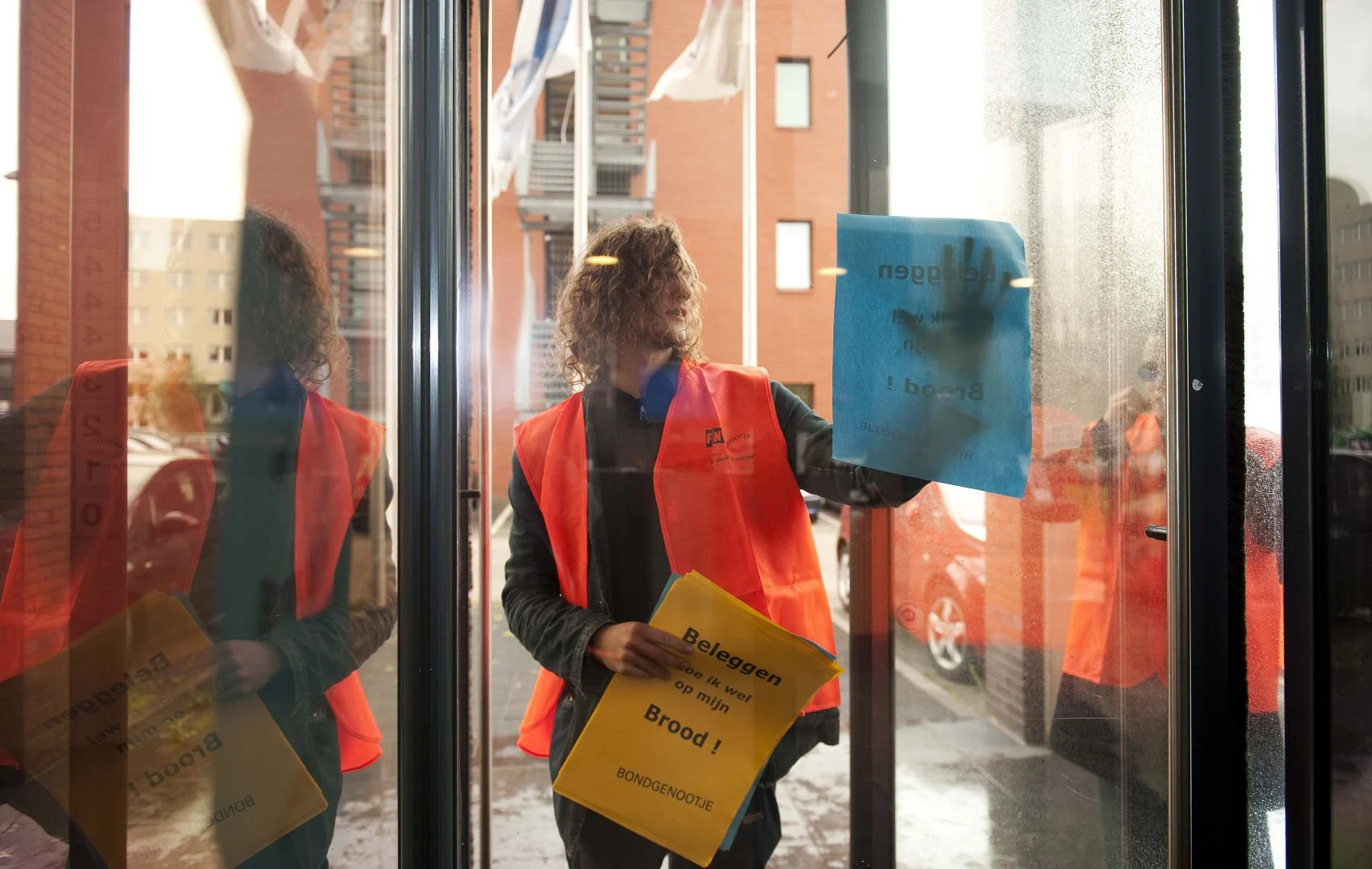 Stakende schoonmakers bieden werkgevers strijdbijl aan