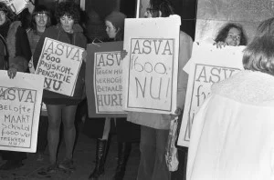 ASVA-demonstranten met protestborden waarop om prijscompensatie wordt gevraagd, 15 januari 1974 (CC BY-SA 3.0 NL)