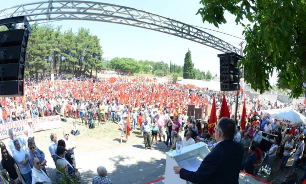 Griekse jongeren eren de helden uit de klassenstrijd op anti-imperialistisch kamp