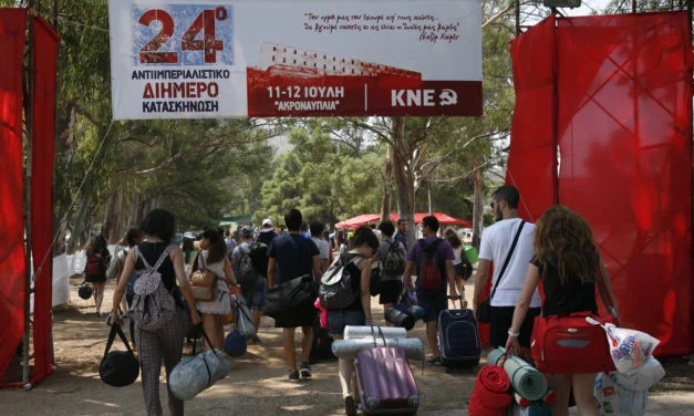 Griekse jongeren eren de helden uit de klassenstrijd op anti-imperialistisch kamp