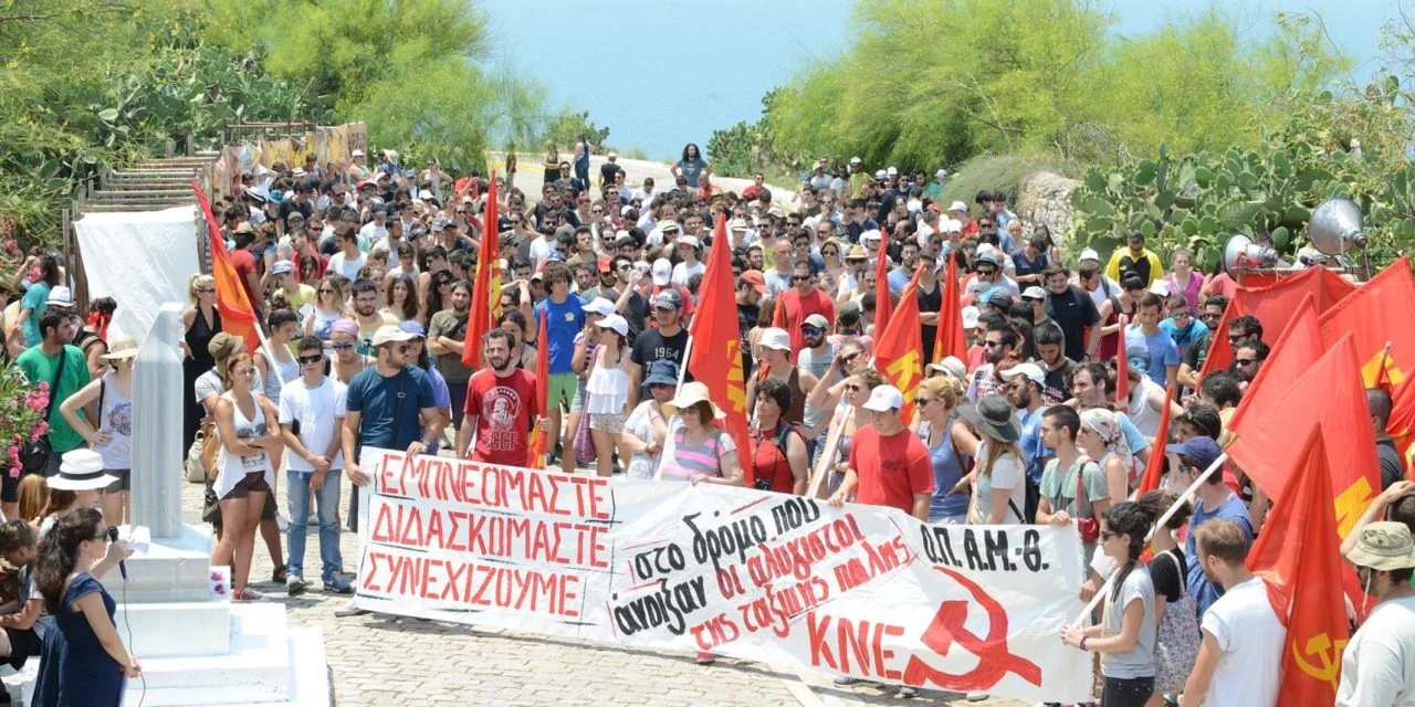 Griekse jongeren eren de helden uit de klassenstrijd op anti-imperialistisch kamp