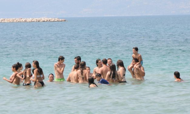 Griekse jongeren eren de helden uit de klassenstrijd op anti-imperialistisch kamp