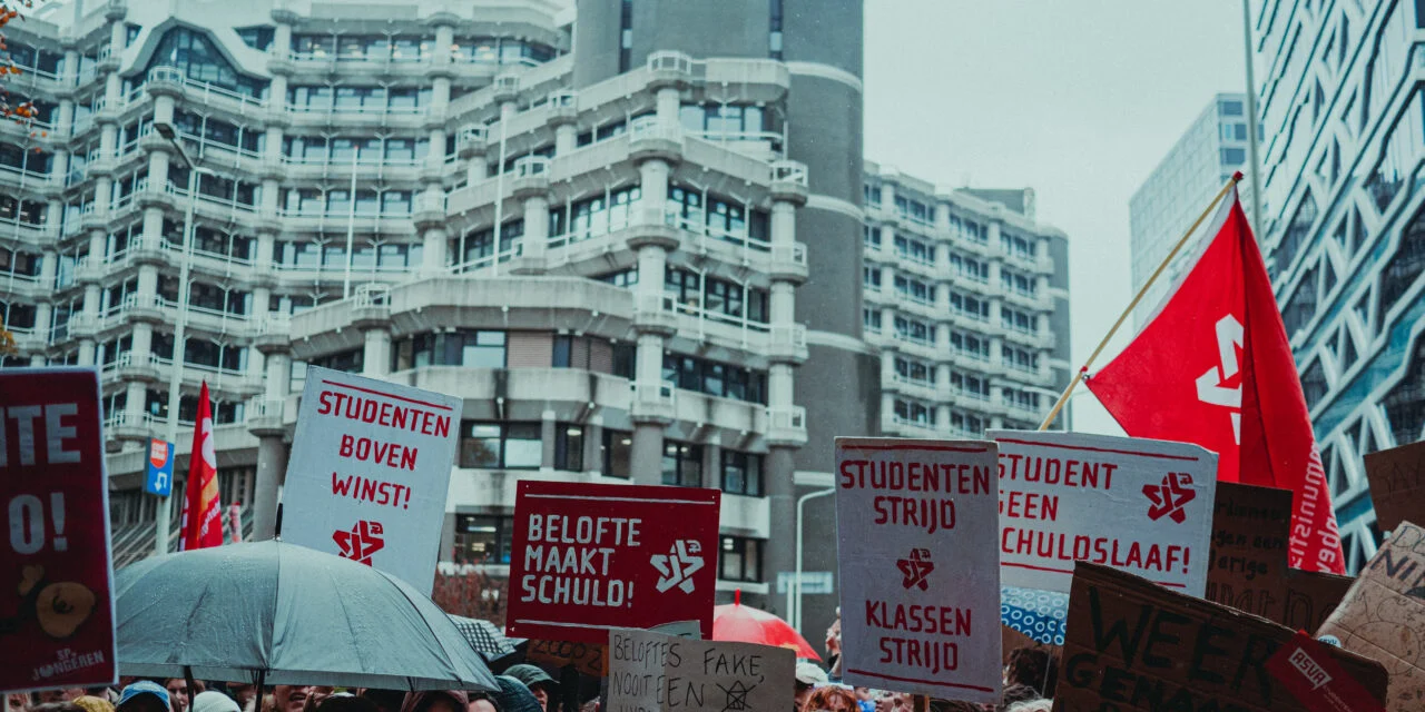 Rentetarieven rijzen de pan uit terwijl bezuinigingen op onderwijs toenemen; onze toekomst wordt begraven onder schulden!