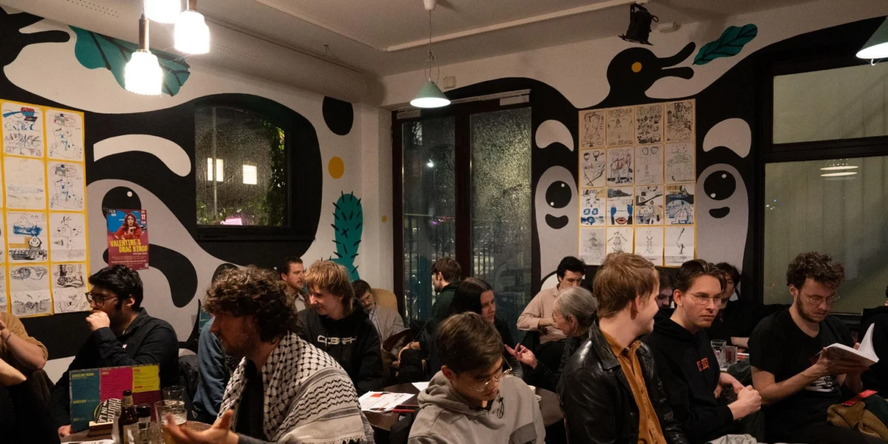 Een gezellig en strijdbaar begin: tientallen studenten verzamelen in CREA om oprichting CJB UvA te vieren