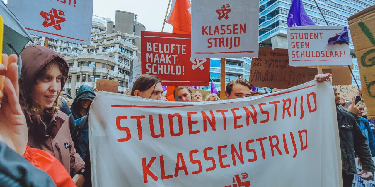 Een boete op het leren, laat de rijken profiteren:  verslag protest tegen de langstudeerboete