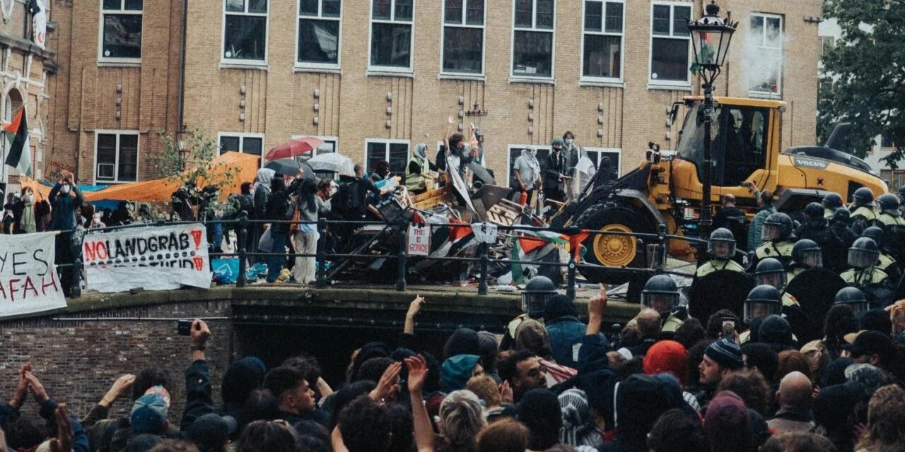 Twee maanden cel voor demonstrant die op bulldozer klom: ‘Volstrekt disproportioneel’